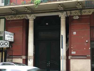 Il palazzo Quagliarella colpisce per le due colonne poste ai lati del portone d'ingresso